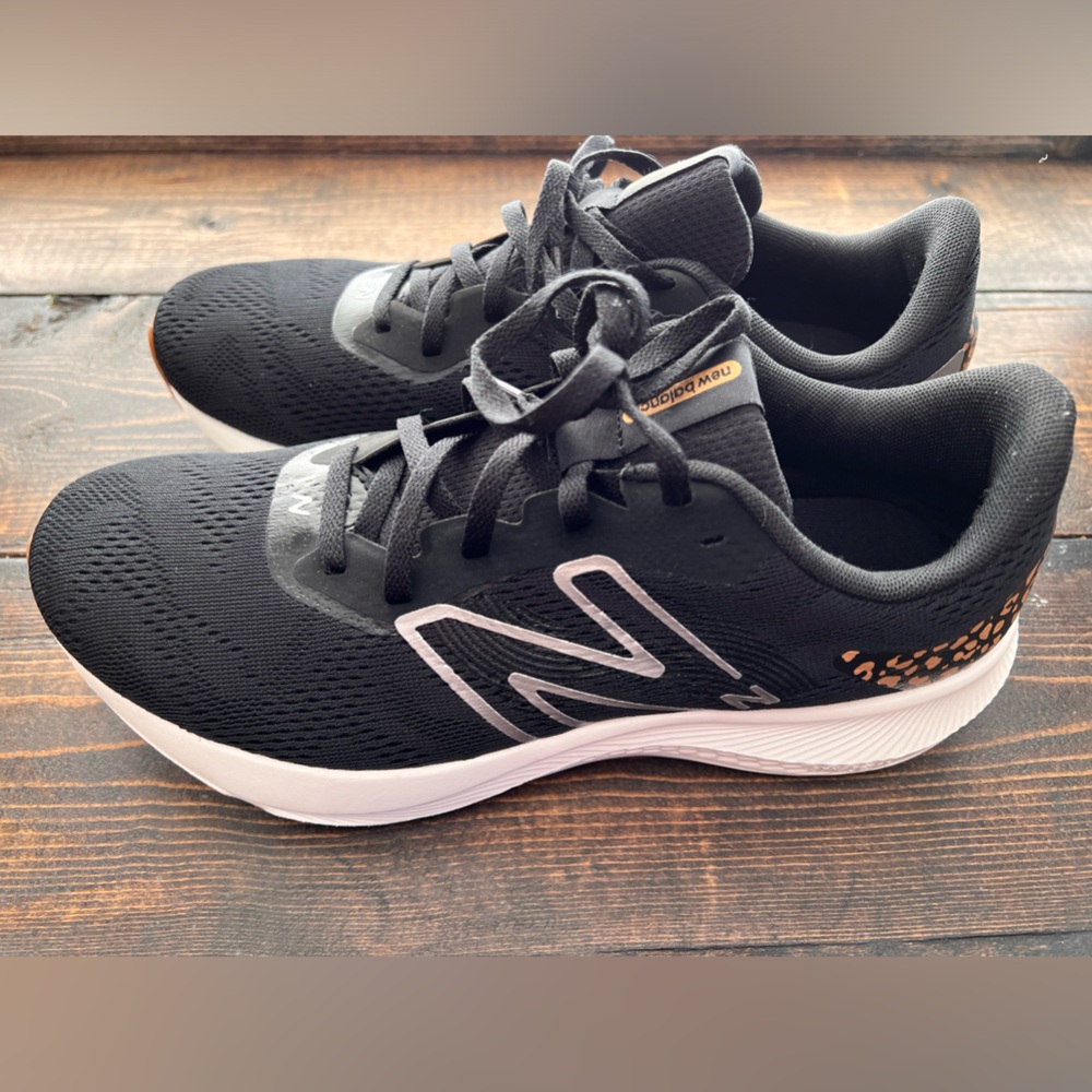 Women’s 9.5 New Balance Dynasoft Running Shoes